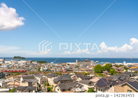 《神奈川県》日本の都市風景 真夏の青空と海沿いの横須賀の住宅街を望む(令和8年8月) 《神奈川県》日本の都市風景 真夏の青空と海沿いの横須賀の住宅街を望む(令和8年8月) 142363455