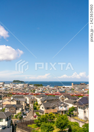 《神奈川県》日本の都市風景 真夏の青空と海沿いの横須賀の住宅街を望む(令和8年8月) 《神奈川県》日本の都市風景 真夏の青空と海沿いの横須賀の住宅街を望む(令和8年8月) 142363460