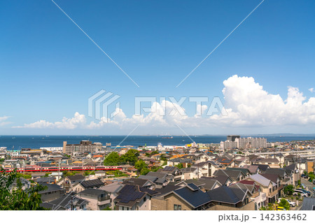 《神奈川県》日本の都市風景 真夏の青空と海沿いの横須賀の住宅街を望む(令和8年8月) 《神奈川県》日本の都市風景 真夏の青空と海沿いの横須賀の住宅街を望む(令和8年8月) 142363462