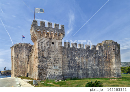 Kamerlengo castle fortress in Trogir, Croatia. Medieval stone defensive fortification on a bright sunny day 142363531