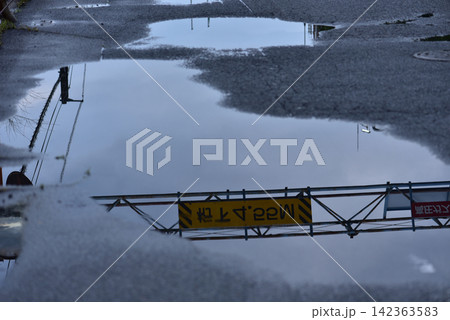 抽象風景 水溜りに写る風景 メランコリック アンニュイ 抽象風景 水溜りに写る風景 メランコリック アンニュイ 142363583