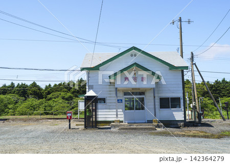 北海道根室市 JR花咲線の落石駅とローカル線の駅舎 北海道根室市 JR花咲線の落石駅とローカル線の駅舎 142364279