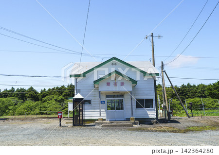 北海道根室市 JR花咲線の落石駅とローカル線の駅舎 北海道根室市 JR花咲線の落石駅とローカル線の駅舎 142364280