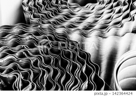 積み重ねた瓦が波のような模様を描くモノクロの抽象風景 積み重ねた瓦が波のような模様を描くモノクロの抽象風景 142364424