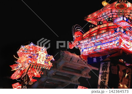 ライトアップされた夜の夜高あんどん 142364573