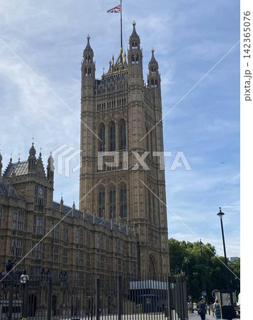 イギリス・ロンドンの世界遺産 ウェストミンスター宮殿(英国国会議事堂)にそびえ立つビクトリアタワー イギリス・ロンドンの世界遺産 ウェストミンスター宮殿(英国国会議事堂)にそびえ立つビクトリアタワー 142365076