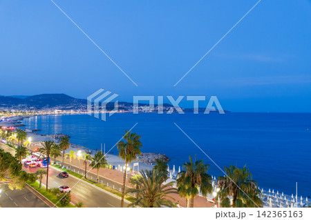 真夏の南フランスのニースの海の夜景 142365163