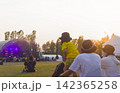 野外フェスの夕暮れ 142365258