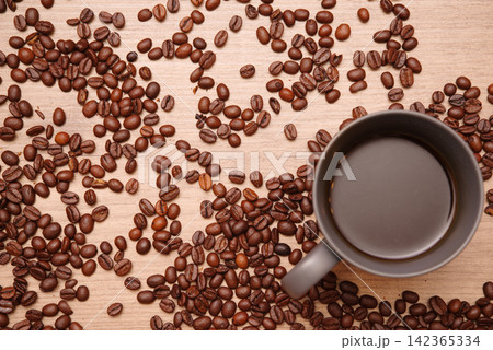 コーヒー豆とコーヒー 142365334