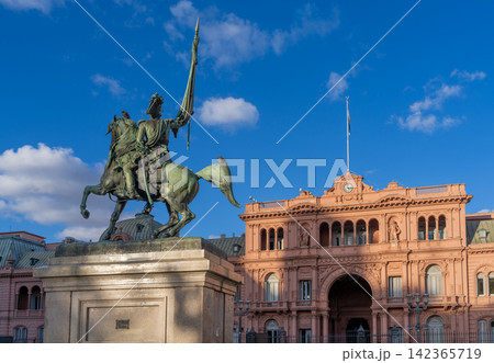 Buenos Aires Casa Rosada Golden Hour Equestrian Statue Close Buenos Aires Casa Rosada Golden Hour Equestrian Statue Close 142365719