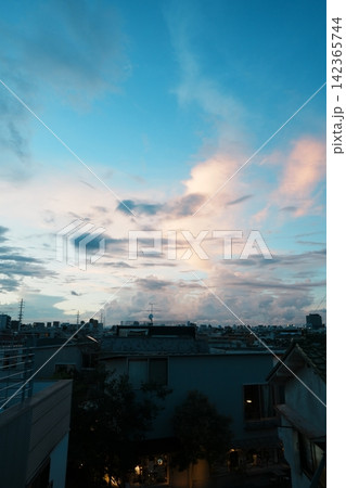 夕暮れの空と灯りがともり始めた街の店先 夕暮れの空と灯りがともり始めた街の店先 142365744