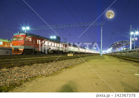 Train on Moscow passenger platform (Savelovsky railway station) with the super moon -- is one of the nine main railway stations in Moscow, Russia (at night) 142367378