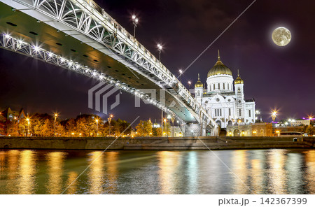 Christ the Savior Cathedral and Patriarshy Bridge (Night view) with the super moon, Moscow, Russia Christ the Savior Cathedral and Patriarshy Bridge (Night view) with the super moon, Moscow, Russia 142367399