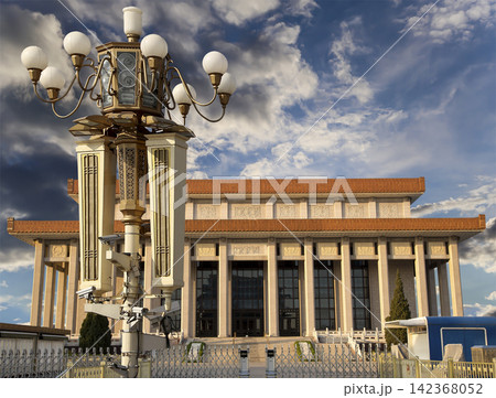 Mausoleum of Mao Zedong and street lamp (against the background of a beautiful sky with clouds), Tiananmen Square, Beijing, China 142368052