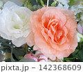 カラフルなバラの造花 142368609