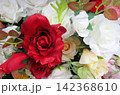 カラフルなバラの造花 142368610