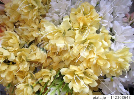 カラフルな造花の花束 カラフルな造花の花束 142368648