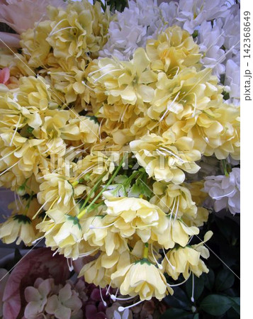 カラフルな造花の花束 カラフルな造花の花束 142368649