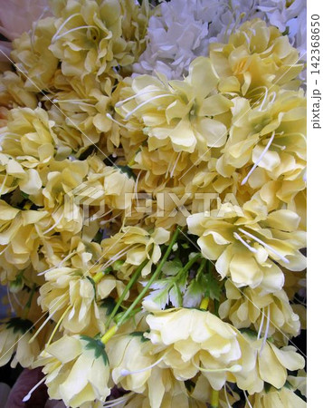 カラフルな造花の花束 カラフルな造花の花束 142368650