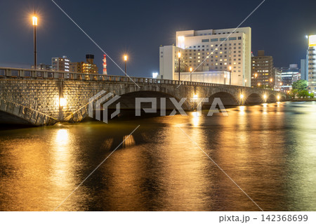 夏の夜の信濃川と萬代橋 夏の夜の信濃川と萬代橋 142368699