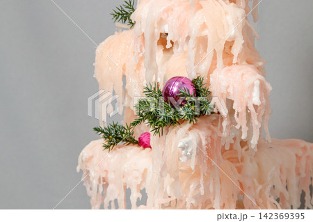 Christmas composition of flowers and Christmas decorations 142369395