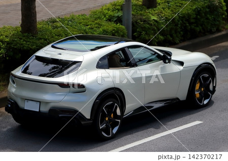 イタリア製の白いスポーツカー イタリア製の白いスポーツカー 142370217