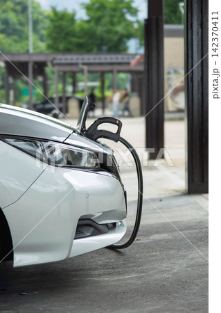 充電ステーションで充電中の電気自動車 充電ステーションで充電中の電気自動車 142370411