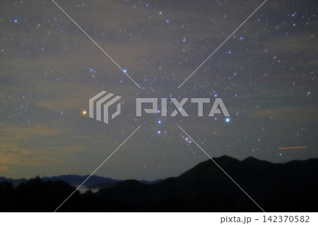 野迫川村 雲の間から垣間見える夏の星空 野迫川村 雲の間から垣間見える夏の星空 142370582