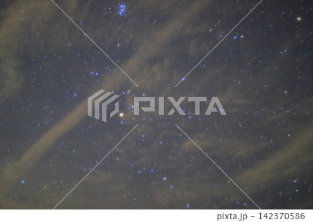 野迫川村 雲の間から垣間見える夏の星空 野迫川村 雲の間から垣間見える夏の星空 142370586