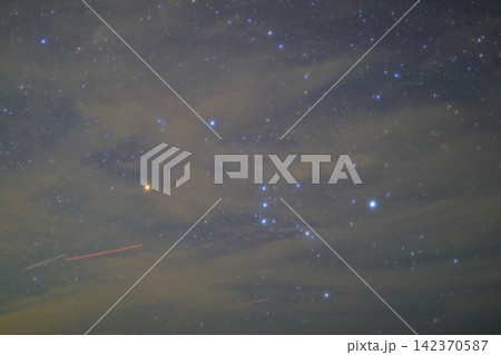 野迫川村 雲の間から垣間見える夏の星空 野迫川村 雲の間から垣間見える夏の星空 142370587