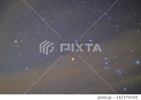 野迫川村 雲の間から垣間見える夏の星空 野迫川村 雲の間から垣間見える夏の星空 142370588
