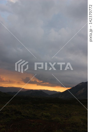 阿蘇五岳 草千里ヶ浜 草千里展望所 阿蘇山 熊本県 青空 大草原 絶景 自然環境 背景素材 阿蘇五岳 草千里ヶ浜 草千里展望所 阿蘇山 熊本県 青空 大草原 絶景 自然環境 背景素材 142370772