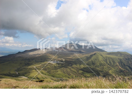 阿蘇五岳 草千里ヶ浜 草千里展望所 阿蘇山 熊本県 青空 大草原 絶景 自然環境 背景素材 阿蘇五岳 草千里ヶ浜 草千里展望所 阿蘇山 熊本県 青空 大草原 絶景 自然環境 背景素材 142370782