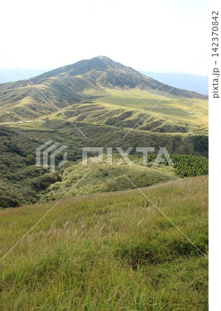 大地を吹き抜ける風と、雄大なる阿蘇五岳。草千里から見渡す、地球が魅せる美しい青の世界 142370842