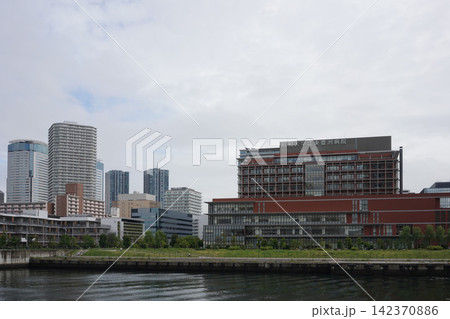 昭和大学江東豊洲病院の建物と、水辺から望む東京・豊洲の落ち着いた都市景観 142370886