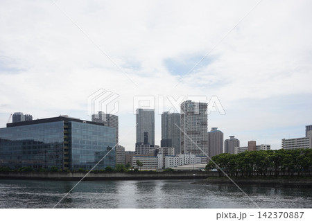 東雲水門付近から望む運河と高層ビル群、東京の洗練されたウォーターフロント風景 東雲水門付近から望む運河と高層ビル群、東京の洗練されたウォーターフロント風景 142370887