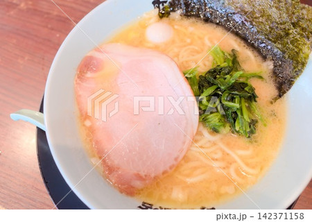 チャーシューとほうれん草、海苔をのせた濃厚豚骨醤油ラーメンのクローズアップ チャーシューとほうれん草、海苔をのせた濃厚豚骨醤油ラーメンのクローズアップ 142371158