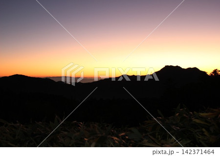 石鎚山 雲海 マジックアワー 瓶ヶ森 夕日 山影 トワイライト 愛媛県 絶景 地球環境 背景素材 石鎚山 雲海 マジックアワー 瓶ヶ森 夕日 山影 トワイライト 愛媛県 絶景 地球環境 背景素材 142371464