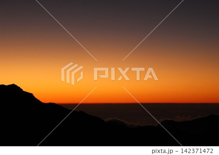 石鎚山 雲海 マジックアワー 瓶ヶ森 夕日 山影 トワイライト 愛媛県 絶景 地球環境 背景素材 石鎚山 雲海 マジックアワー 瓶ヶ森 夕日 山影 トワイライト 愛媛県 絶景 地球環境 背景素材 142371472