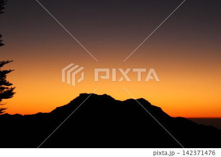 石鎚山 雲海 マジックアワー 瓶ヶ森 夕日 山影 トワイライト 愛媛県 絶景 地球環境 背景素材 石鎚山 雲海 マジックアワー 瓶ヶ森 夕日 山影 トワイライト 愛媛県 絶景 地球環境 背景素材 142371476