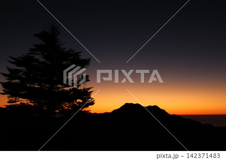 石鎚山 雲海 マジックアワー 瓶ヶ森 夕日 山影 トワイライト 愛媛県 絶景 地球環境 背景素材 石鎚山 雲海 マジックアワー 瓶ヶ森 夕日 山影 トワイライト 愛媛県 絶景 地球環境 背景素材 142371483