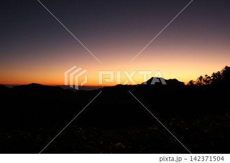 石鎚山 雲海 マジックアワー 瓶ヶ森 夕日 山影 トワイライト 愛媛県 絶景 地球環境 背景素材 142371504