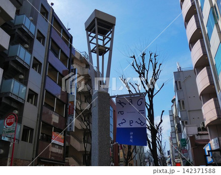 【東京・神楽坂通リ】青空と外灯と店舗街 【東京・神楽坂通リ】青空と外灯と店舗街 142371588