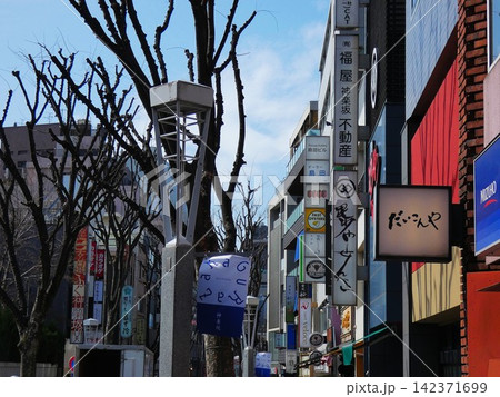 【東京・神楽坂通リ】垂れ幕と店舗街 【東京・神楽坂通リ】垂れ幕と店舗街 142371699