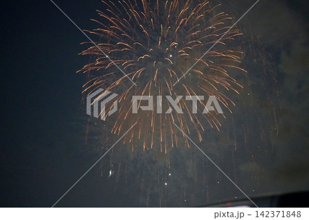 夜空に咲く花火 夜空に咲く花火 142371848