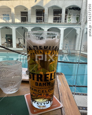 プールサイドでビールを 142371950