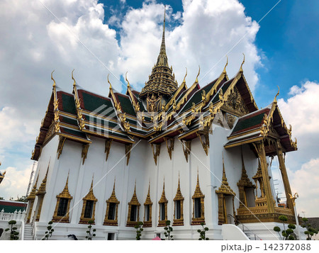 Thai Temple Architecture with Golden Roofs in Bangkok Thai Temple Architecture with Golden Roofs in Bangkok 142372088