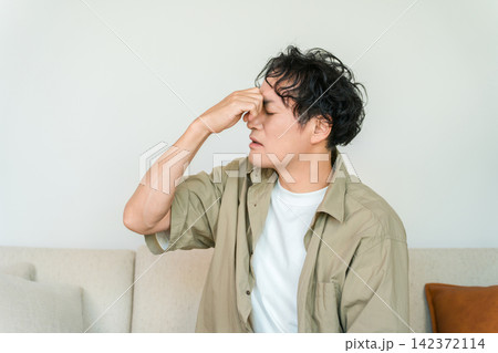 眼精疲労で目頭を抑える疲れた男性(疲れ目,ドライアイ,スマホ疲れ) 眼精疲労で目頭を抑える疲れた男性(疲れ目,ドライアイ,スマホ疲れ) 142372114