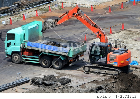 根伐工事のショベルカーとダンプカー(残土処分) 根伐工事のショベルカーとダンプカー(残土処分) 142372513