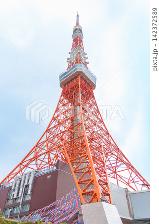 東京タワーの足元に飾られた色鮮やかなこいのぼりとフットタウン 142372589